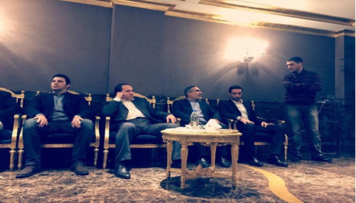 أبو تريكة يتلقى عزاء والده فى قطر