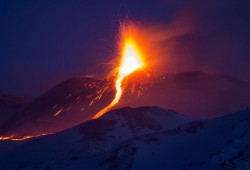 بركان جبل إتنا يثير الذعر في إيطاليا