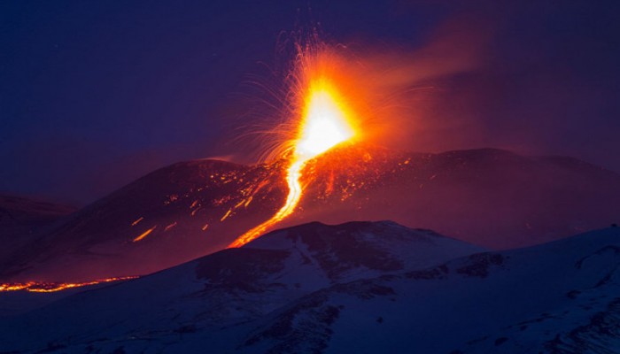بركان جبل إتنا يثير الذعر في إيطاليا