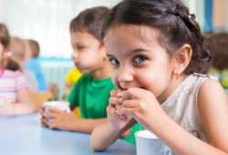 كيف أفرق بين كذب طفلي وخياله الواسع؟