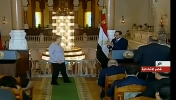مواقفه المهينة لا تنتهي.. السيسي يواصل ردرود فعله الطريفة مع ميركل