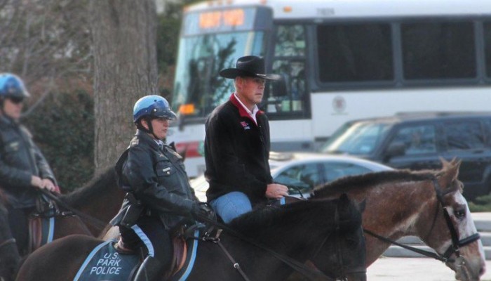 في دولة ترامب .. وزير الأمن الداخلي يصل مقر عمله راكبا "حصان" بزي رعاة البقر