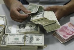 الدولار يقترب من 17 جنيه في البنوك وعلى مشارف 18 بـ"السوداء" .. ننشر الأسعار