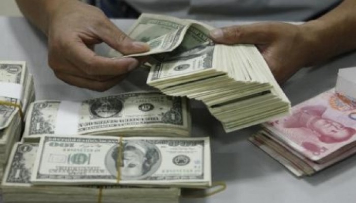 الدولار يقترب من 17 جنيه في البنوك وعلى مشارف 18 بـ"السوداء" .. ننشر الأسعار