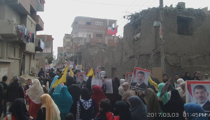 "العدوة" مسقط رأس الرئيس مرسي تهتف "الثورة مستمرة.. والحرية لكل سجين "