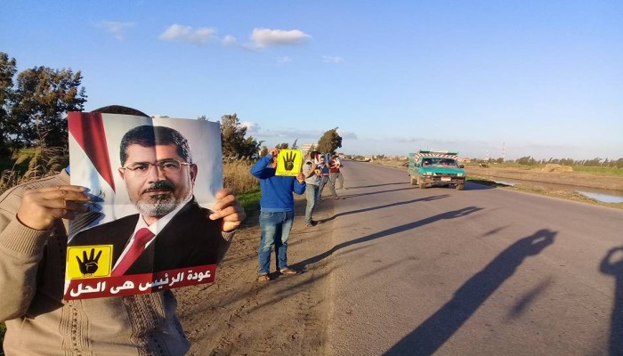 سلسلة بشرية لثوار أبو حمص للمطالبة بالإفراج عن المعتقلين ورحيل العسكر