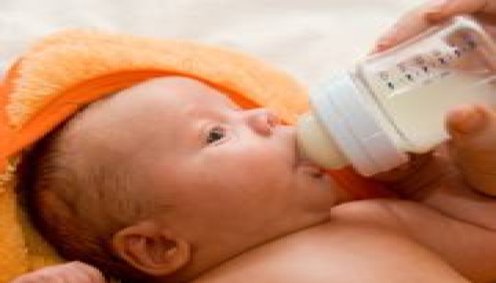 انتبهي.. تصفح الهاتف خلال الرضاعة يضر بطفلك!