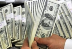 الدولار يواصل الارتفاع في السوق السوداء