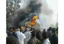 مصرع 4 أشخاص وتفحم سيارتين في حادث مروع على طريق الكسارة