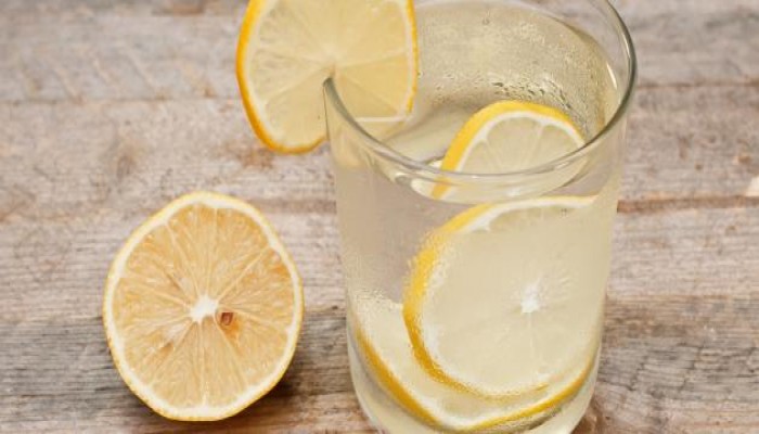 إنقاص الوزن - تقوية المناعة .. عدة فوائد مذهلة لشرب الماء والليمون على الريق