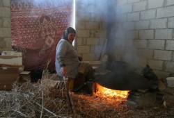 بالصور.. "خبز الصاج" وسيلة السورية سلوى للتغلب على جوع النزوح