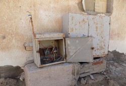 أهالى دنشال بالبحيرة يشكون من الكابلات الكهربائية المكشوفة