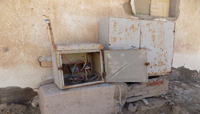 أهالى دنشال بالبحيرة يشكون من الكابلات الكهربائية المكشوفة