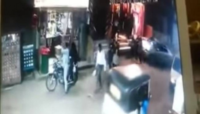 بالفيديو.. سيارة تدهس مجموعة من المارة بمنية النصر بالدقهلية