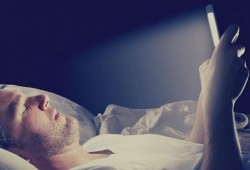 احذر.. استخدام الهاتف الذكي في الظلام يفقدك البصر!