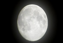 معهد الفلك: بدر القمر يشرق بصحبة كوكب المشترى ونجم سبيكا الثلاثاء المقبل