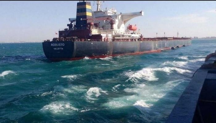 بسبب الطقس السيئ.. إغلاق بوغازي الإسكندرية والدخيلة لليوم الثالث