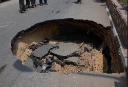 إهمال: هبوط أرضي بالفيوم على طريق لم يمر على رصفه سوى 5 أيام