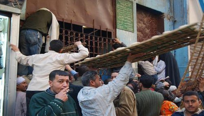 الغضب يسيطر على مواطنين بالبحيرة بسبب الخبز