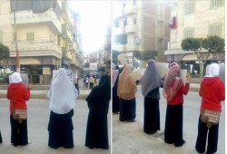 سلسلة بشرية لنساء ضد الانقلاب بأبو حمص تنديدًا بمقتل "رجب الحنطور"