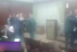 اشتباكات بالأيدي بين نواب برلمان السيسي (فيديو)