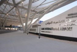 نجاة المسافرون من كارثة .. سقوط سقف "جديد" بمطار القاهرة للمرة الثانية