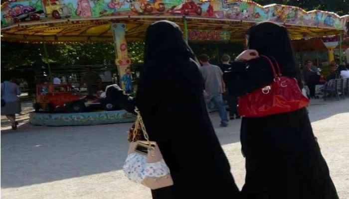 الغارديان: قرار الحجاب يستهدف المسلمات ويستثني غيرهن