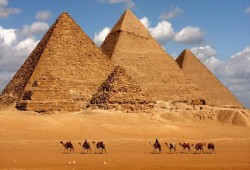 نيابة الانقلاب تخلي سبيل إسرائيلي متهم بتصوير الأهرامات بطائرة صغيرة