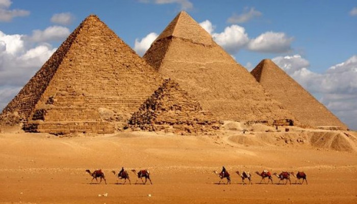 نيابة الانقلاب تخلي سبيل إسرائيلي متهم بتصوير الأهرامات بطائرة صغيرة