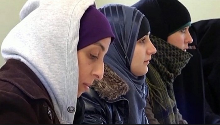 كاتبة بريطانية: قرار حظر الحجاب "خطوة للوراء عن التسامح"