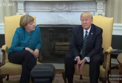 ترامب يحرج ميركل ويرفض مصافحتها (فيديو)