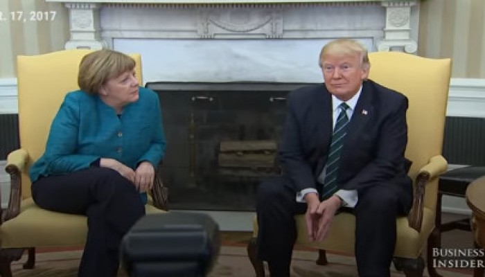 ترامب يحرج ميركل ويرفض مصافحتها (فيديو)