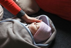 لماذا ينقطع نفس طفلك أثناء النوم؟.. دراسة تجيب