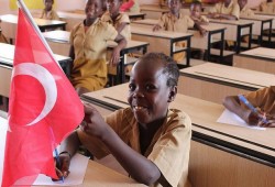 "تيكا" التركية تزوّد مدرسة بالكاميرون بمعدات مدرسية