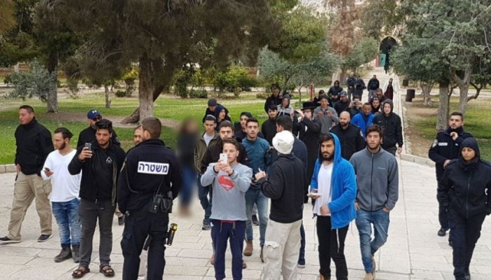 مستوطنون وطلاب يهود يقتحمون المسجد الأقصى