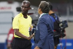 الفيفا يوقف الحكم لامبتي بطل فضيحة (جنوب أفريقيا والسنغال) و(الترجي والأهلي) مدى الحياة