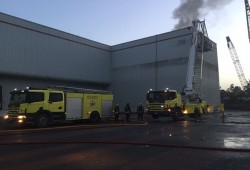 اندلاع حريق كبير بميناء سلمان في البحرين وجهود مضنية لإخماده