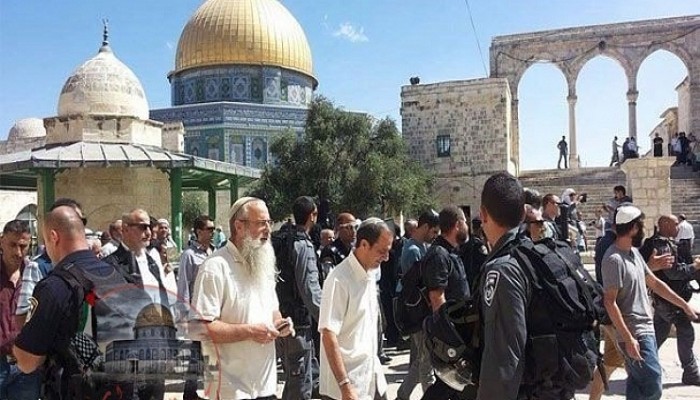 مستوطنون وطلاب يهود يقتحمون المسجد الأقصى