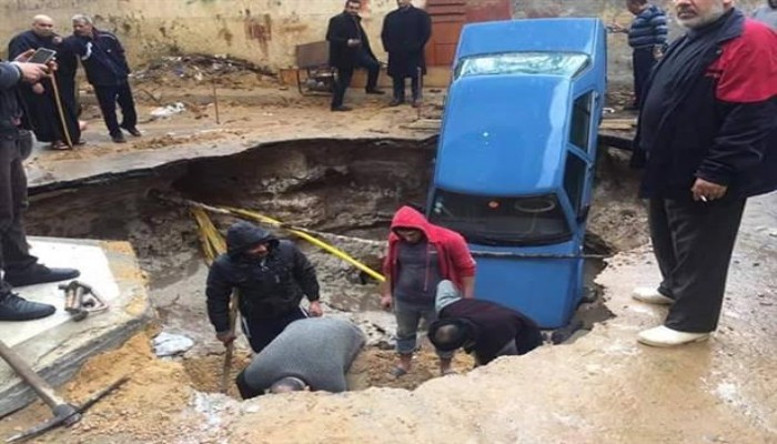 هبوط أرضي يتسبب في سقوط 3 سيارات بالإسكندرية