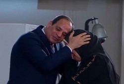 "الجاهل" .. قائد الانقلاب يحرف تفسير القرآن ويسيئ للنبي ﷺ ويظهر بأداء تمثيلي مفرط