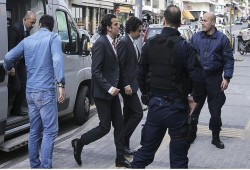 اليونان تعتزم إعادة النظر في تسليم الانقلابيين الأتراك إلى أنقرة