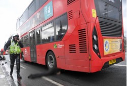 مقتل 3 أشخاص بدهس وطعن قرب البرلمان البريطاني في لندن