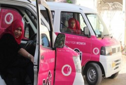 "التاكسي الوردي" للنساء فقط في باكستان