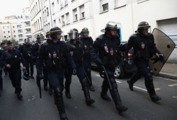 شرطة فرنسا تقتحم مسجدا بضواحي باريس وتطرد مصليه