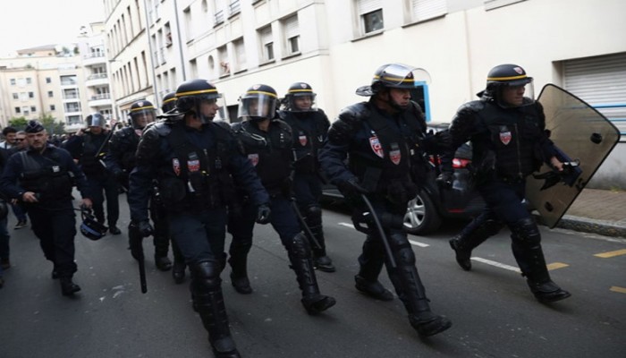 شرطة فرنسا تقتحم مسجدا بضواحي باريس وتطرد مصليه