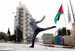 حماس تدعو المقاومة للرد على جريمة مخيم الجلزون