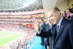 في حضور أردوغان .. تركيا تسقط فنلندا في 4 دقائق (فيديو)