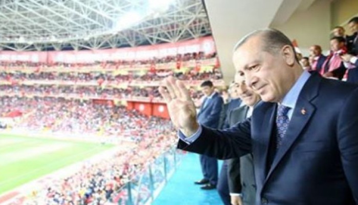 في حضور أردوغان .. تركيا تسقط فنلندا في 4 دقائق (فيديو)