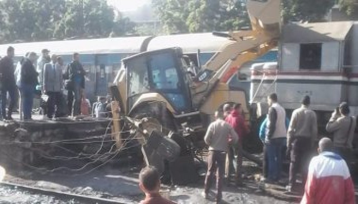 اصطدام قطار بلودر أثناء مروره بمحطة سيدى جابر فى الإسكندرية