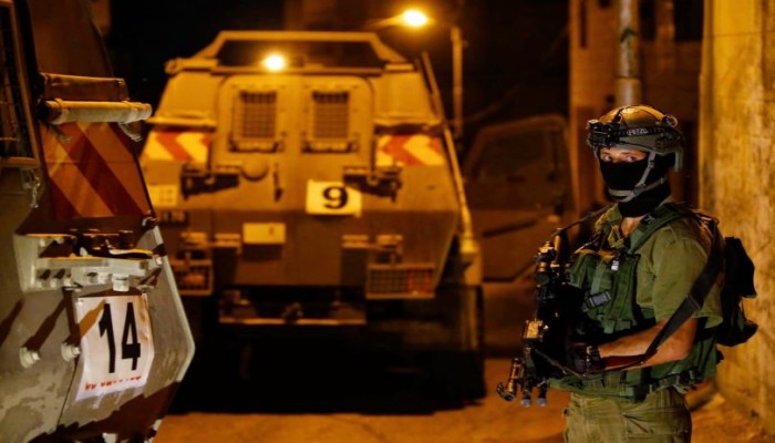 الاحتلال يعتقل 14 فلسطينيًا من الضفة بينهم قيادي في حماس